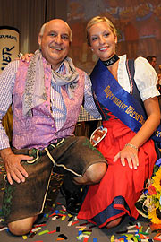 Angermaier-Boss Axel Munz mit dem Angermaier Wiesn-Dirndl 2010 Jennifer Jäger (Foto. Ingrid Grossmann)